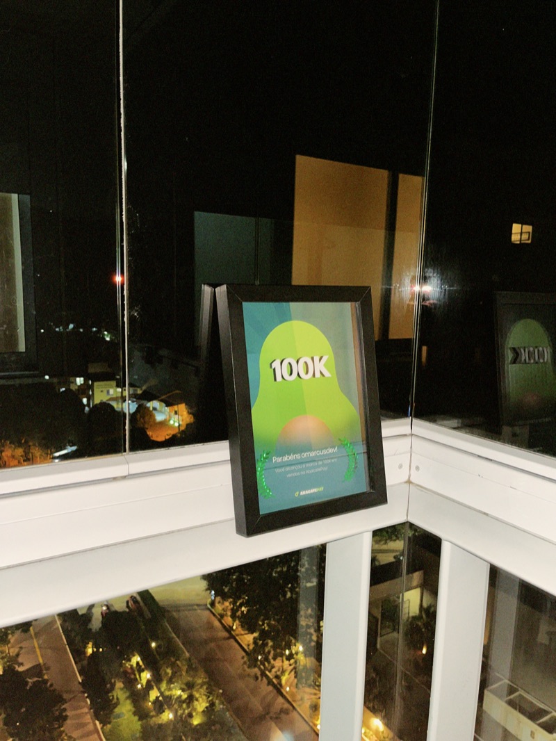 Placa da AbacatePay: Parabéns omarcusdev, 100 mil em vendas